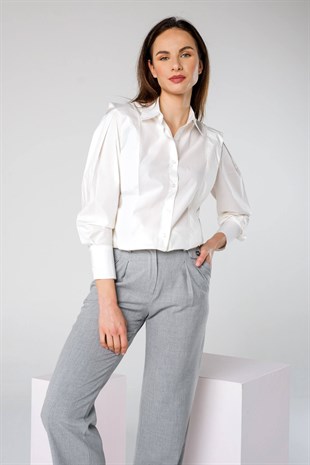 Beyaz Şerit Detaylı Geniş Manşetli Dik Yakalı Gömlek ve diğer Bluz & Gömlek modellerimiz için online alışveriş mağazamızı ziyaret edin. 