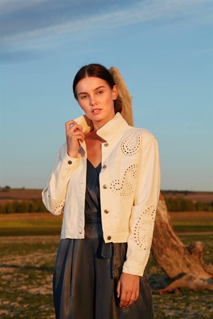 İşleme detaylı kot ceket - Ekru ve diğer Ceket modellerimiz için online alışveriş mağazamızı ziyaret edin. 