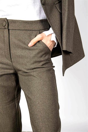 Klasik dar kesim pantolon ceket  takım yeşil ve diğer Takım modellerimiz için online alışveriş mağazamızı ziyaret edin. 