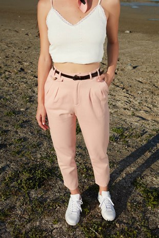 Yüksek bel düğme detaylı kemerli pantolon - Pembe ve diğer Pantolon modellerimiz için online alışveriş mağazamızı ziyaret edin. 