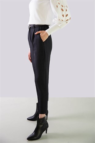 Yüksek bel kendinden kemerli havuç kumaş pantolon - Siyah ve diğer Pantolon modellerimiz için online alışveriş mağazamızı ziyaret edin. 